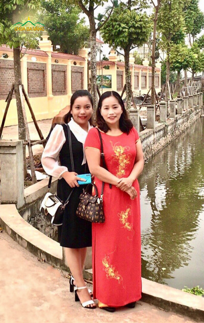 Chị Phạm Thị Thúy chụp ảnh cùng con gái