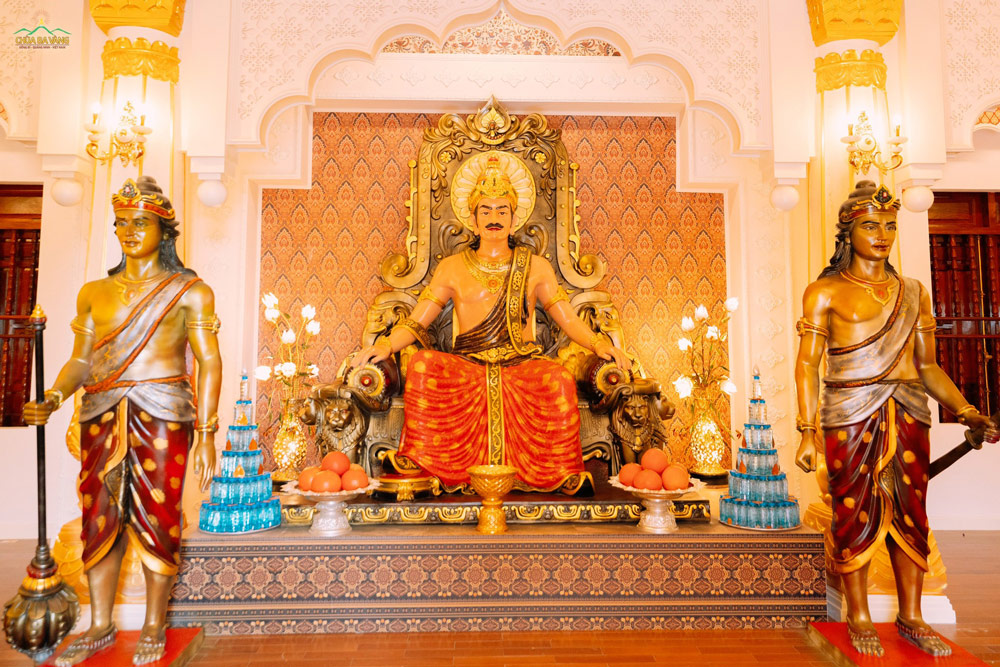 Cung Phật Phụ đặt tôn tượng đức vua Tịnh Phạn với vẻ uy nghiêm của bậc quân vương