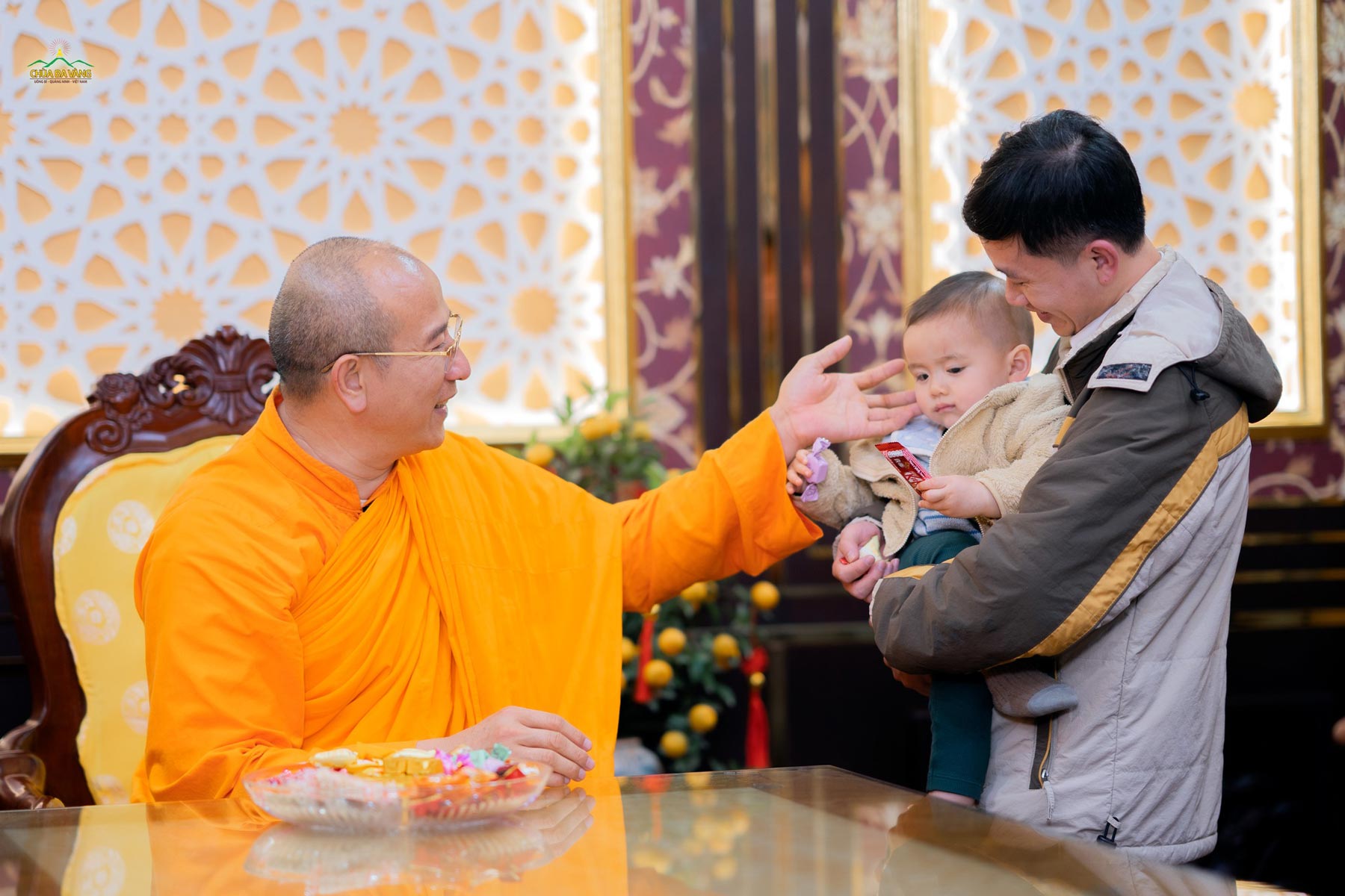 Phật tử thuộc đạo tràng Phật tử xa xứ Hokkaido Nhật Bản đưa con trai đến chào Sư Phụ