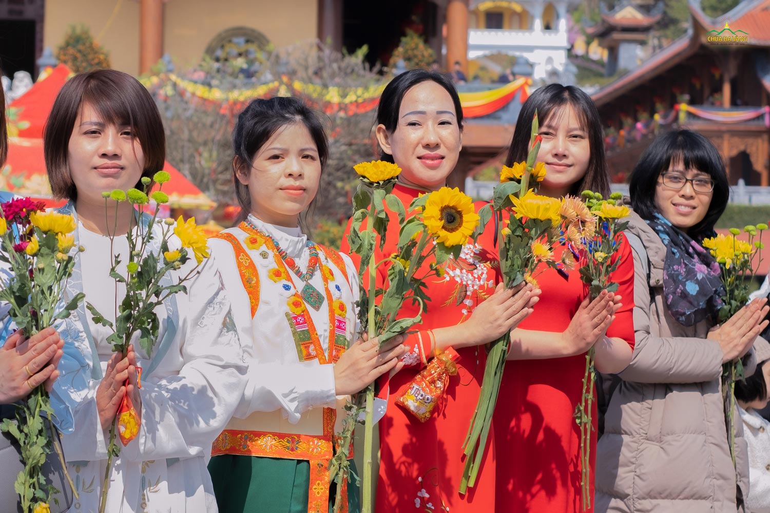 Các Phật tử xa xứ chuẩn bị dâng hoa cúng dường chư Tăng nhân dịp về thăm chùa