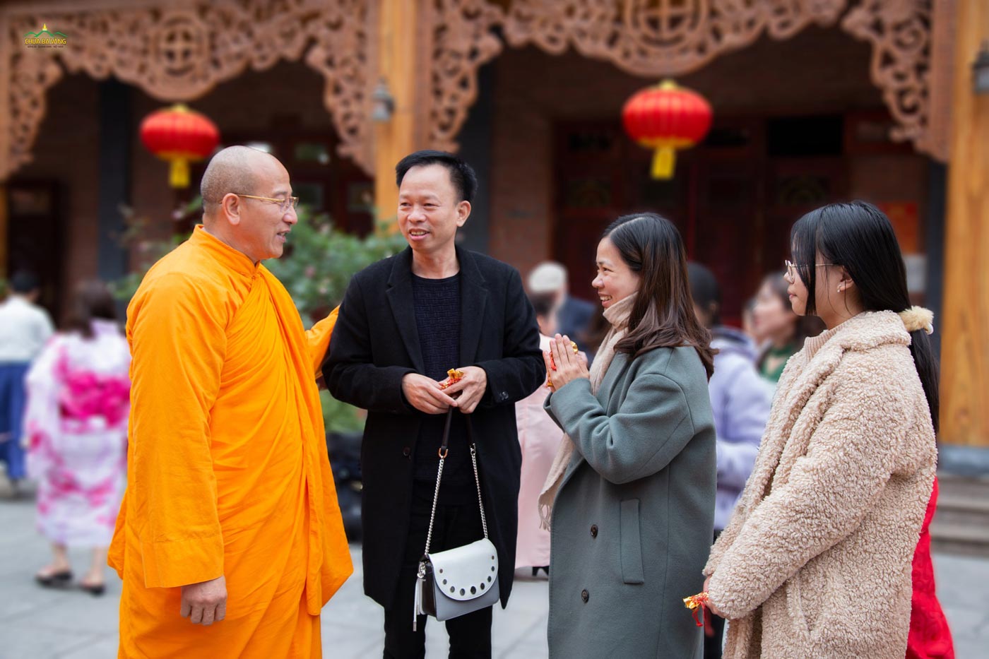Phật tử đang sinh sống tại Nga cùng chồng và con gái vấn an sức khỏe Sư Phụ Thích Trúc Thái Minh