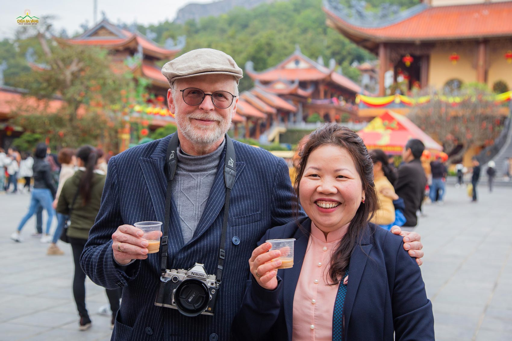Phật tử xa xứ Đức cùng chồng thưởng thức món trà sữa được nhà chùa chuẩn bị miễn phí cho du khách thập phương