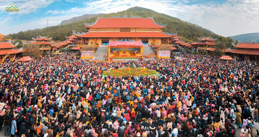 Sân chùa Ba Vàng chật cứng người tham dự Lễ khai hội xuân năm Quý Mão 2023