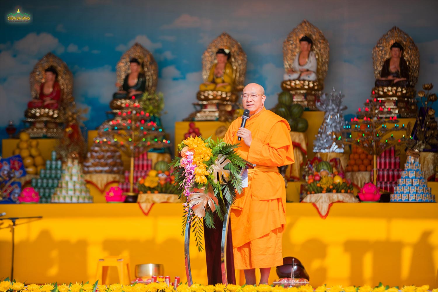 Thầy Thích Trúc Thái Minh chúc xuân trong Lễ khai hội xuân Chùa Ba Vàng