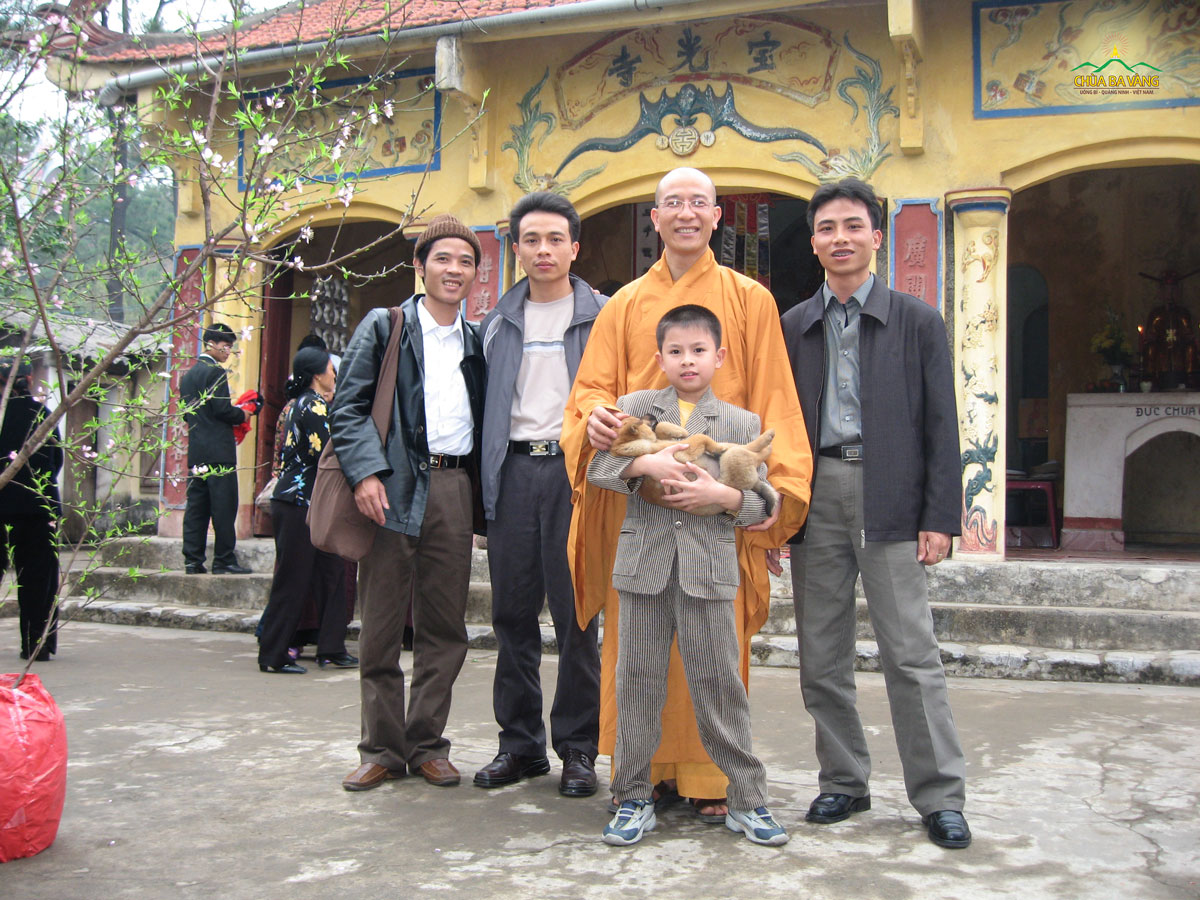 Thầy cùng các Phật tử tại chùa cũ