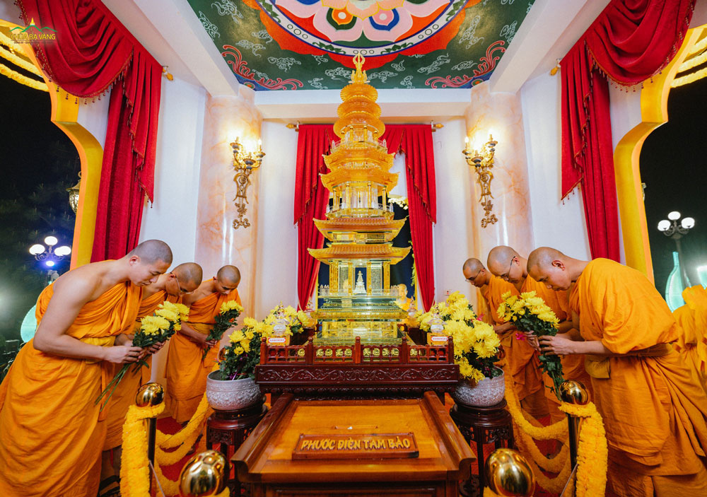 Chư Tăng đảnh lễ trước Tháp thờ lưu giữ Xá Lợi Phật và các vị Thánh Tăng