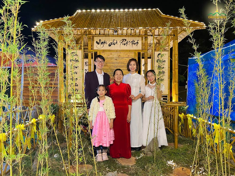 Chị Nguyễn Thị Hoa hạnh phúc bên gia đình cùng nhau tu học Phật Pháp