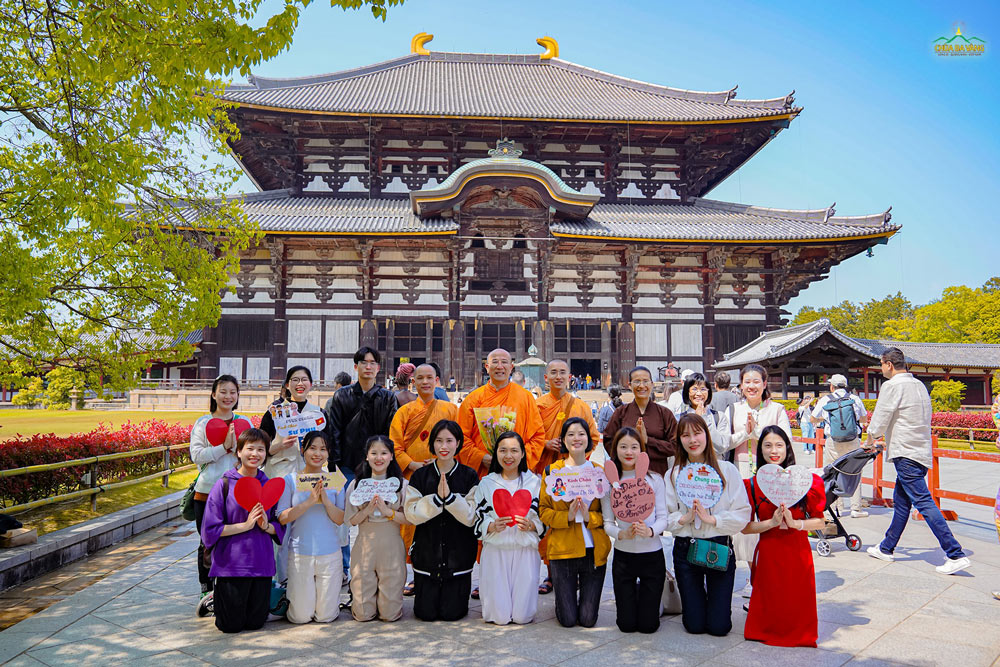 Các Phật tử xa xứ rất vui khi được cùng Sư Phụ, chư Tăng đi tham quan chùa Todaiji (Đông Đại Tự) - ngôi chùa bằng gỗ được coi là lớn nhất thế giới