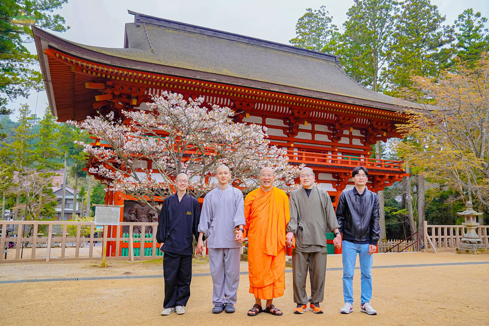 Sư Phụ Thích Trúc Thái Minh chụp ảnh lưu niệm với các Sư Thầy thuộc chùa Cao Dã Sơn, Nhật Bản