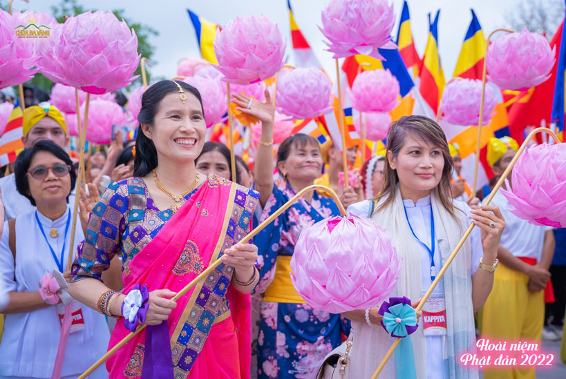 Chủ nhiệm CLB Cúc Vàng - Tập Tu Lục Hòa - Phật tử Phạm Thị Yến trong trang phục Ấn Độ cùng các Phật tử đến từ Thái Lan hân hoan tham dự Đại lễ Phật đản