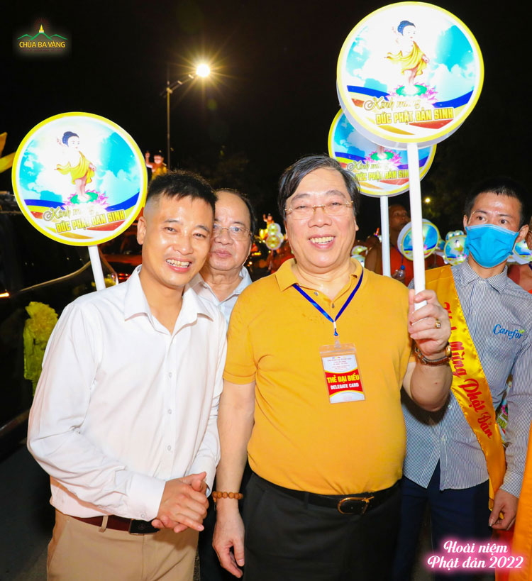 Nguyên Thứ trưởng Bộ Ngoại giao - ông Nguyễn Thanh Sơn hòa chung niềm vui mừng ngày Đức Phật đản sinh
