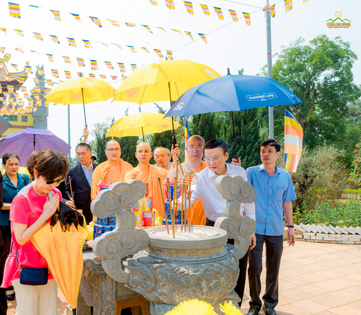 Đến thăm chùa Diên Phúc, đoàn Liên minh Nghị sĩ hữu nghị Nhật Bản - Việt Nam đã vào dâng hương và đi tham quan chùa