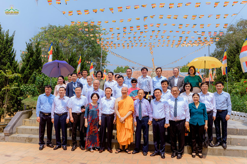 Đoàn Liên minh Nghị sĩ hữu nghị Nhật Bản - Việt Nam chụp ảnh lưu niệm, kỷ niệm chuyến thăm chùa Diên Phúc do Sư Phụ Thích Trúc Thái Minh kiêm nhiệm Trụ trì