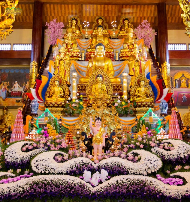 Tại chính điện chùa Ba Vàng, mô hình hoa 3D được hoàn thiện, khiến cho ban thờ Tam Bảo trở nên trang nghiêm, tố hảo