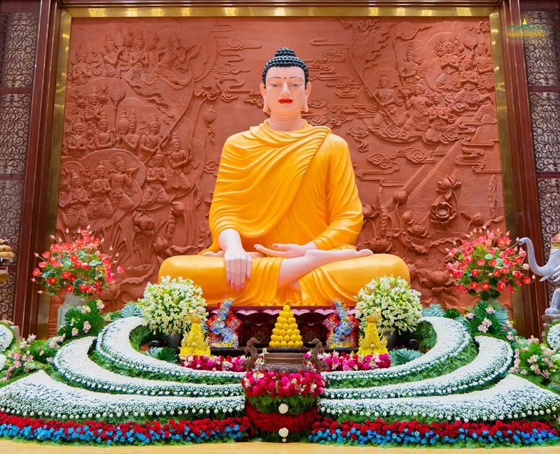 Tôn tượng Đức Phật Thích Ca Mâu Ni trang nghiêm giữa muôn bông hoa tươi đẹp