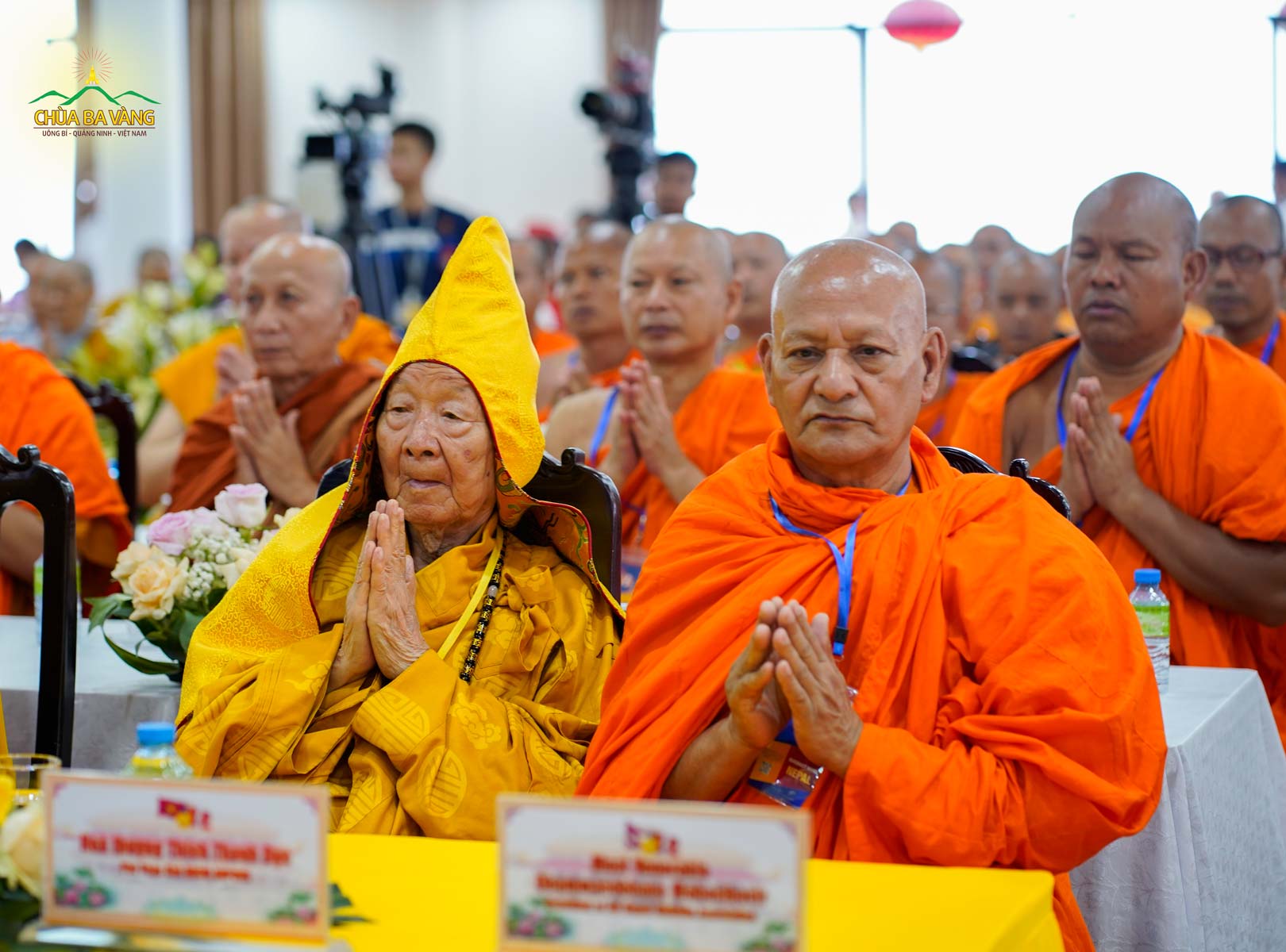 Hòa thượng Dhammasobhana Mahasthavir - Chủ tịch Hội đồng Trị sự TW Phật giáo Nepal (phía ngoài cùng) tại chương trình