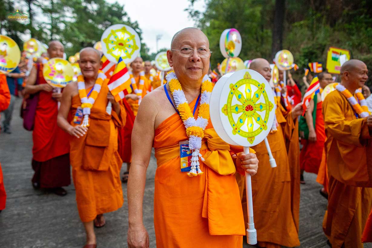 Chư Tôn đức Tăng đến từ các nước trên thế giới tham gia diễu hành xe hoa kính mừng ngày Đức Phật đản sinh PL.2567 - DL.2023 tại chùa Ba Vàng