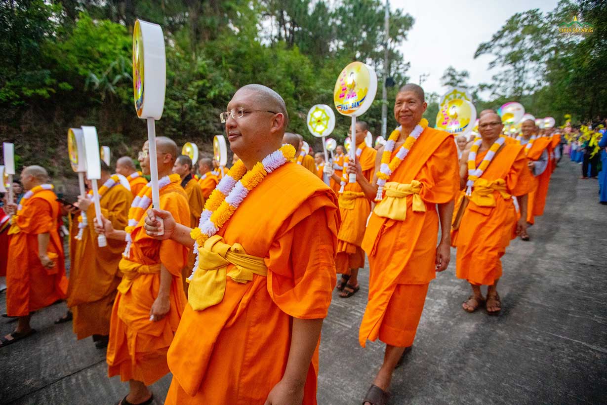 Chư Tôn đức Tăng trên thế giới tham dự lễ Phật đản tại chùa Ba Vàng
