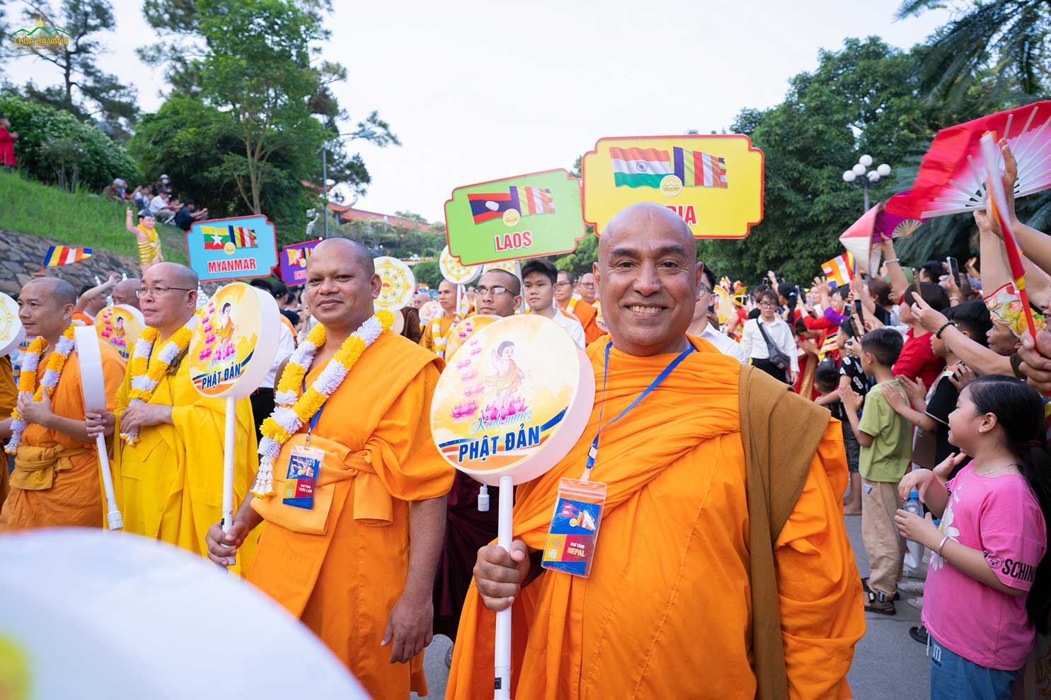 HT. Dharmagupta - Tổng Thư ký TW Hội đồng Phật giáo Nepal (đứng đầu tiên bên phải) hoan hỷ tham gia lễ diễu hành
