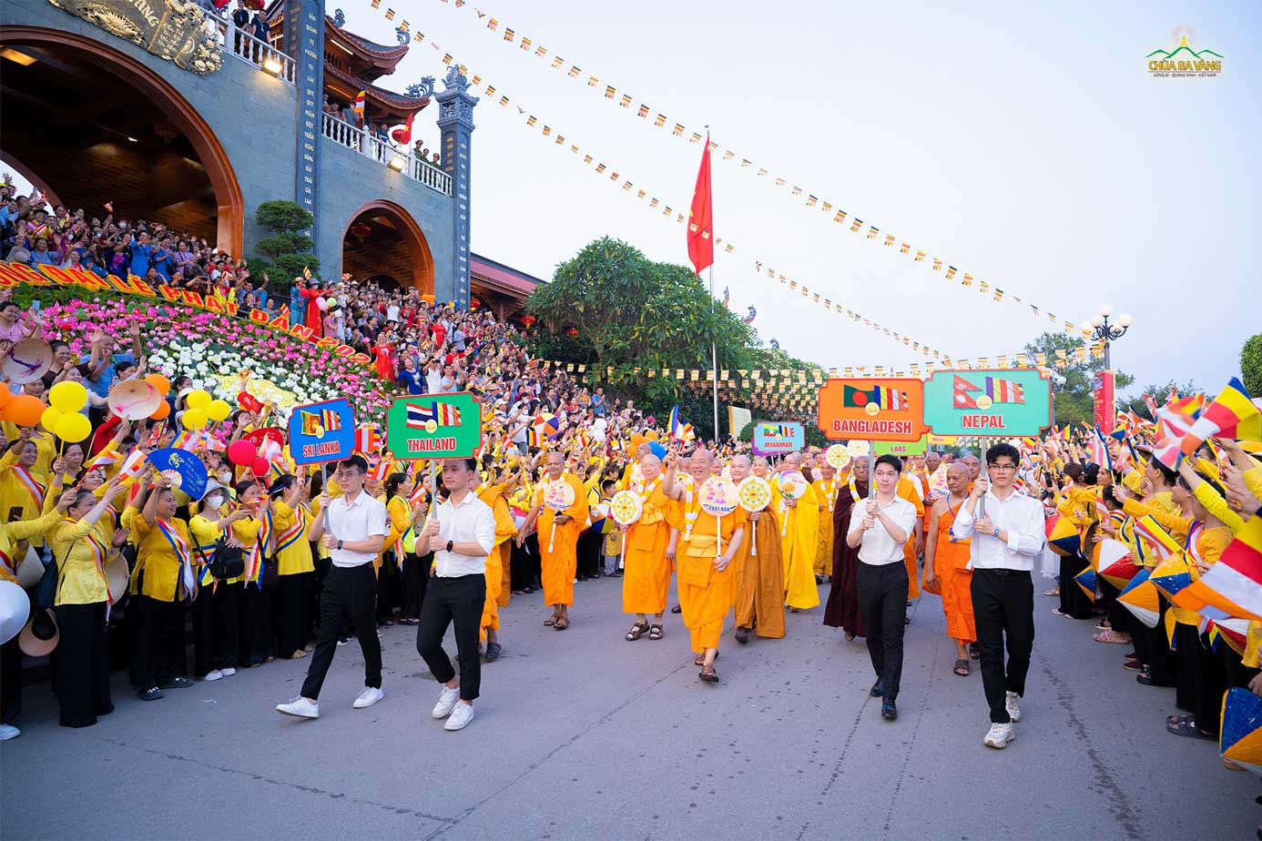 Phật tử hai bên đường đón mừng đoàn diễu hành của chư Tăng