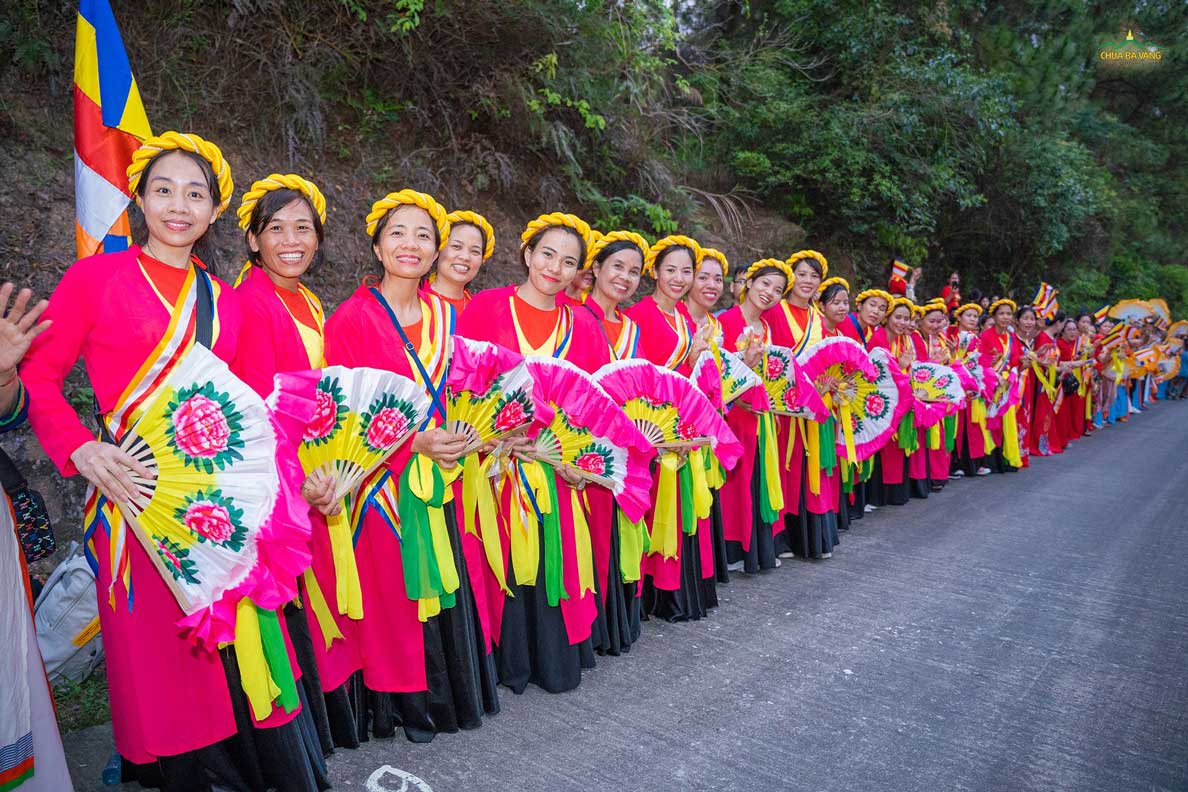 Phật tử tham gia diễu hành xe hoa mừng Đức Phật đản sinh với những bộ trang phục thật đẹp