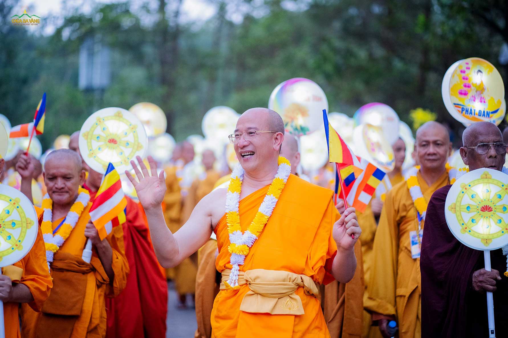 Sư Phụ Thích Trúc Thái Minh tham gia lễ diễu hành xe hoa kính mừng Đức Phật đản sinh