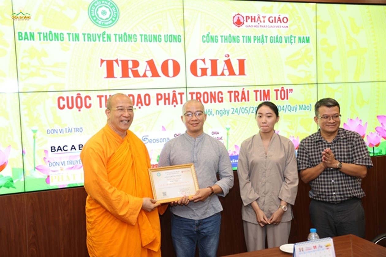 Đại đức Thích Trúc Thái Minh - Phó Ban Thông tin Truyền thông và cư sĩ Thiện Đức trao giải nhì cho các tác giả đạt giải