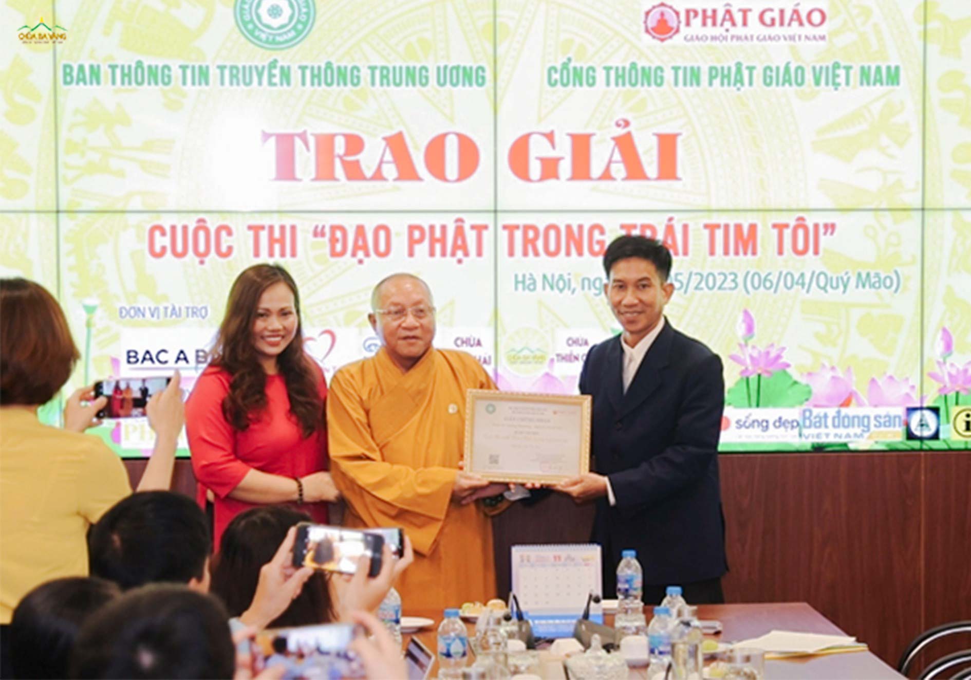 HT Thích Gia Quang và đại diện Ngân hàng TMCP Bắc Á trao Giải nhất cho tác giả Quảng Phương (TP Huế) đạt giải nhất cuộc thi