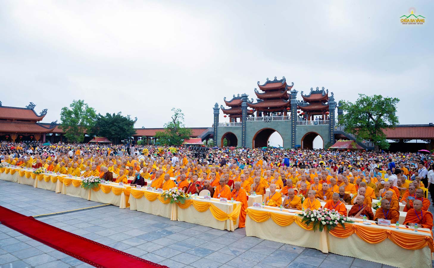 Chư Tôn đức Tăng trong nước và quốc tế cùng đông đảo nhân dân, Phật tử về tham dự đại lễ