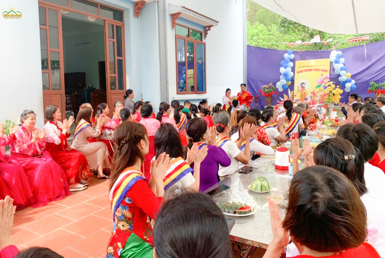 Buổi tiệc nhỏ kính mừng Đức Phật đản sinh được các Phật tử trong đạo tràng Minh Bảo - Việt Yên, Bắc Giang tổ chức trong sự quây quần, ấm áp