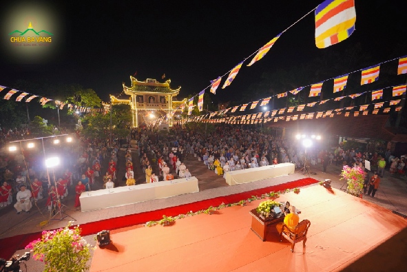 Sân chùa Đại Giác - Trụ sở BTS GHPGVN tỉnh Quảng Bình chật kín nhân dân, Phật tử lắng nghe Sư Phụ Thích Trúc Thái Minh giảng Pháp