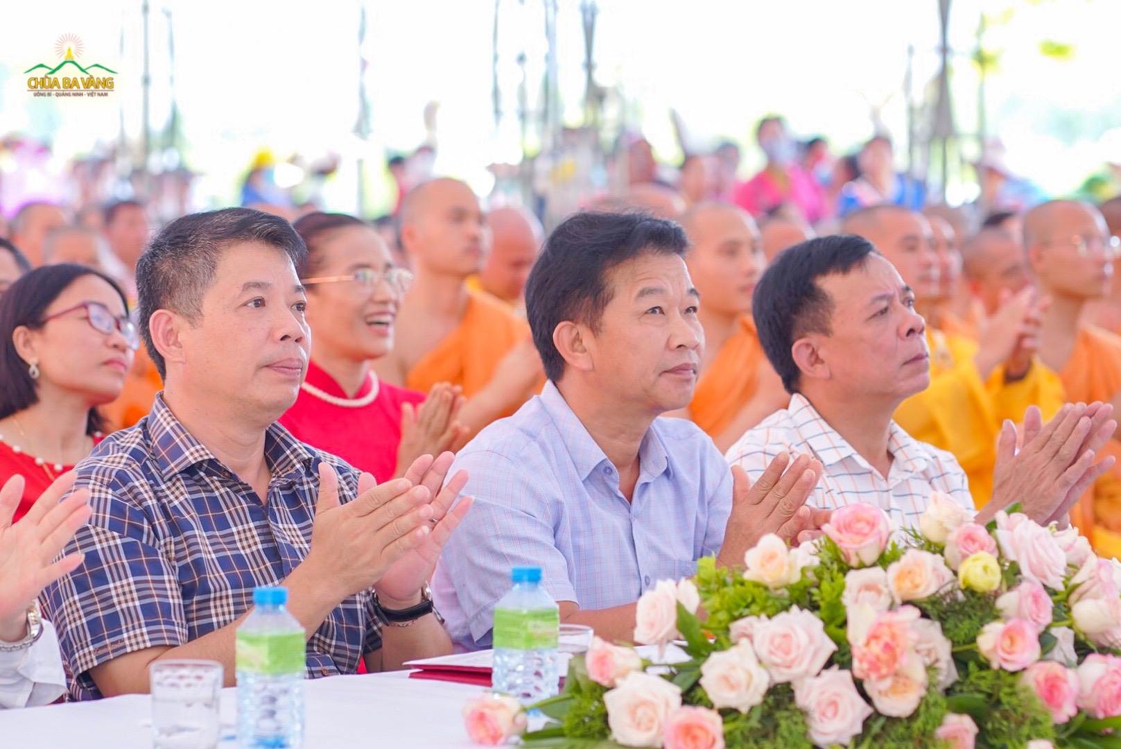Ông Nguyễn Bắc Việt (ngồi ngoài cùng bên trái) - Phó Bí thư Huyện ủy, Chủ tịch UBND huyện Minh Hóa
