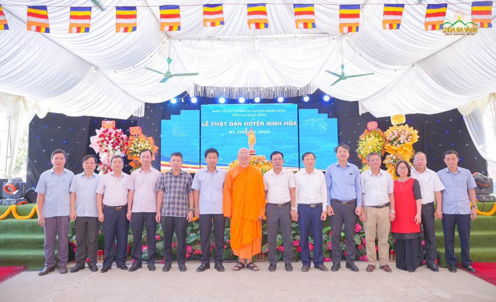 Thầy Thích Trúc Thái Minh chụp ảnh lưu niệm cùng các đại biểu chính quyền có mặt trong buổi lễ