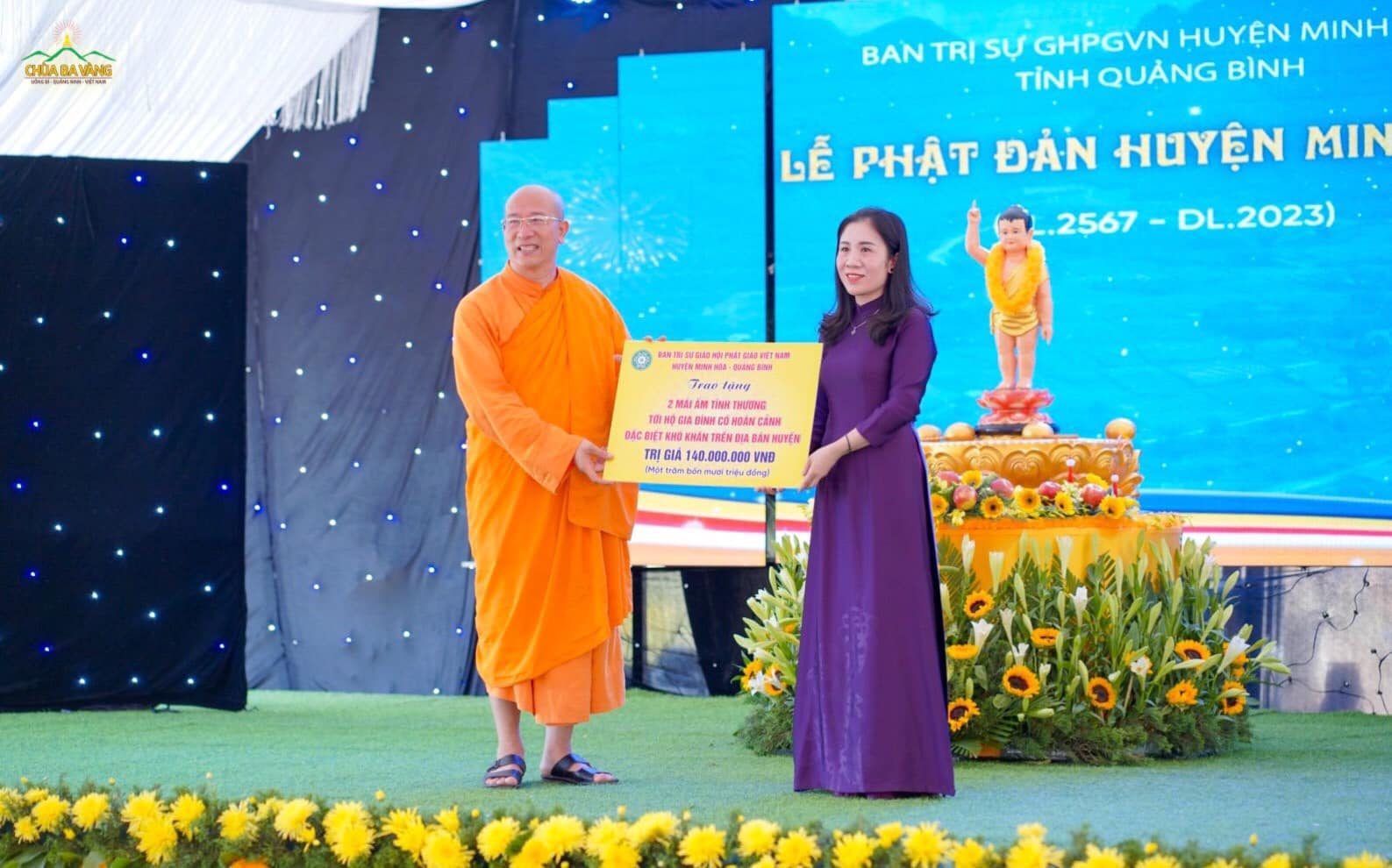 Thầy Thích Trúc Thái Minh trao tặng 140 triệu đồng đến 2 hộ gia đình có hoàn cảnh đặc biệt khó khăn tại xã Yên Hóa