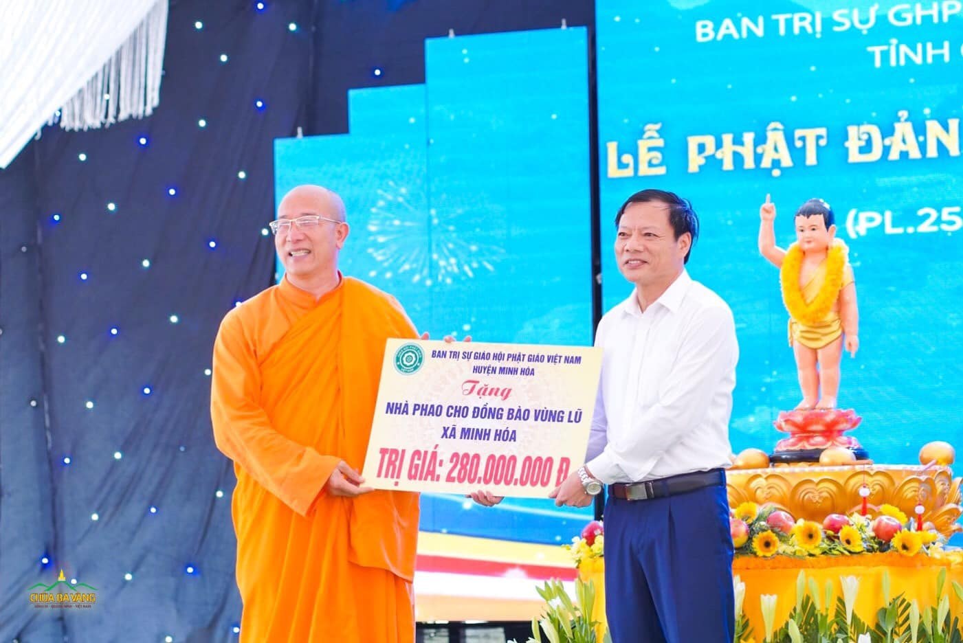 Thầy Thích Trúc Thái Minh trao tặng kinh phí xây dựng nhà phao nổi cho đồng bào vùng lũ xã Minh Hóa