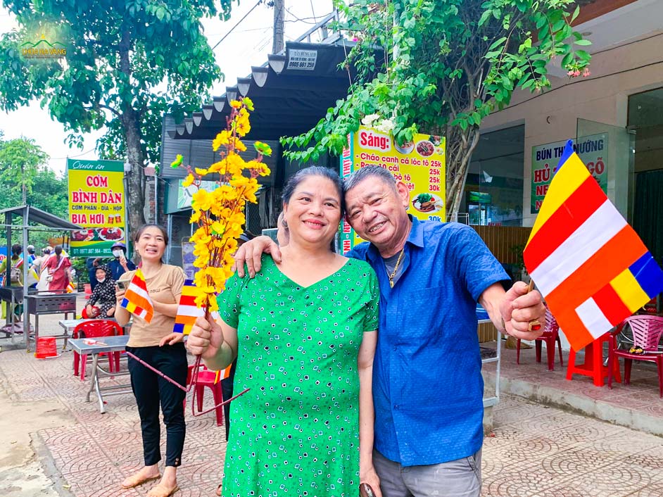 Chú Sinh cùng vợ cầm cờ hoa mừng ngày Đức Phật đản sinh