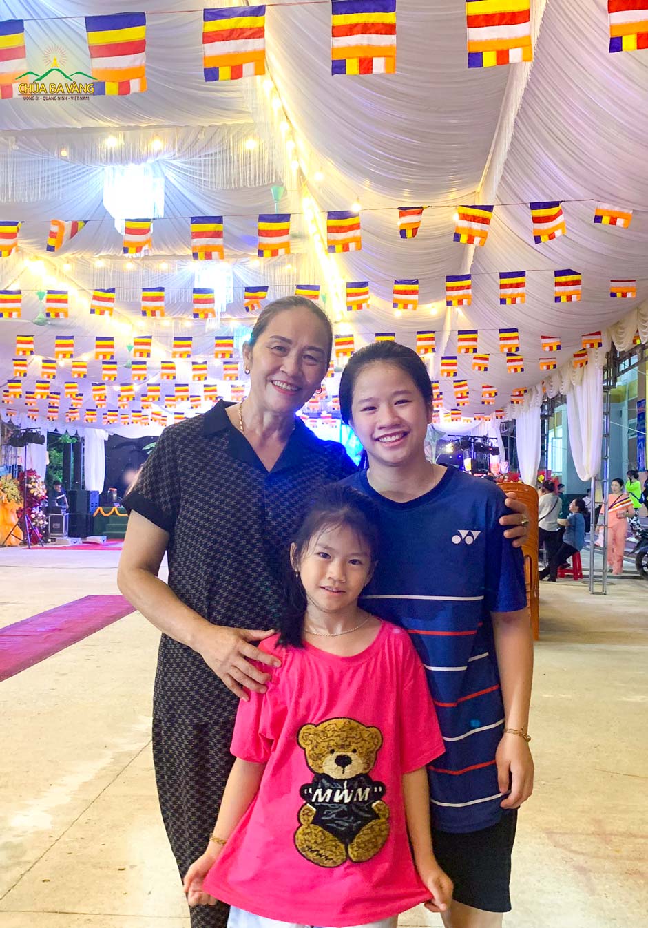 Cô Long cùng các cháu hoan hỷ tham gia chương trình đại lễ Phật đản tại Minh Hóa