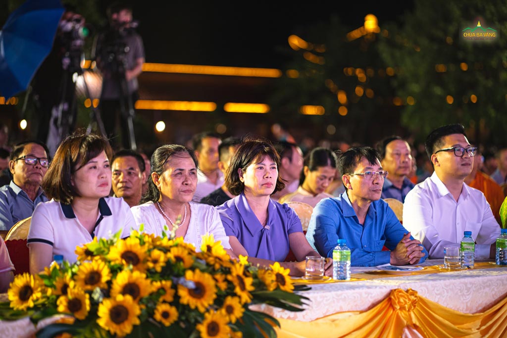 Quý vị đại biểu đại diện các cấp lãnh đạo, chính quyền của tỉnh Quảng Ninh, thành phố Uông Bí tham dự Lễ Khai mạc Khóa tu mùa hè chùa Ba Vàng 2023 | Khóa 1 - Con sẽ lớn khôn.
