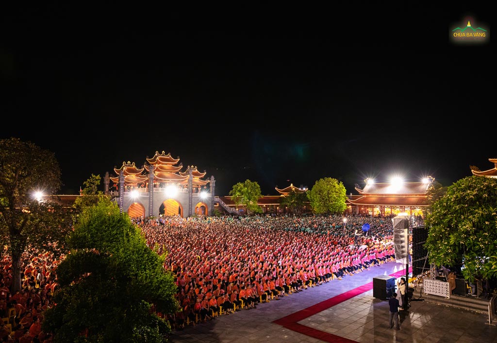 Sân chính điện chùa Ba Vàng được lấp đầy bởi hơn 7.000 khóa sinh và tình nguyện viên của Khóa tu mùa hè