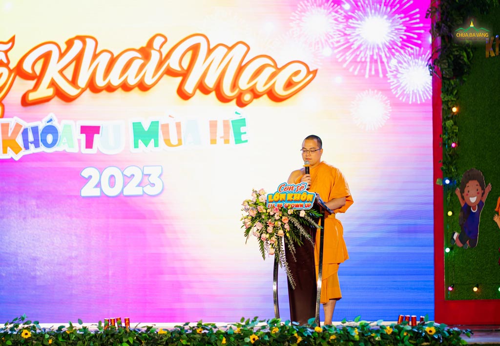 Sư Thầy Thích Trúc Quang Hưng - Chánh Thư Ký chùa Ba Vàng, Phó trưởng ban tổ chức KTMH chùa Ba Vàng 2023 phát biểu khai mạc Khóa tu mùa hè