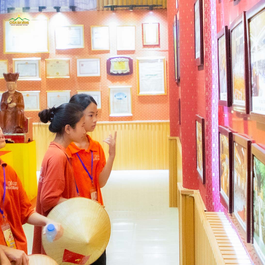 Khóa sinh Nguyễn Phương Vi (đứng phía trong cùng) chăm chú quan sát những bức tranh trong bảo tàng