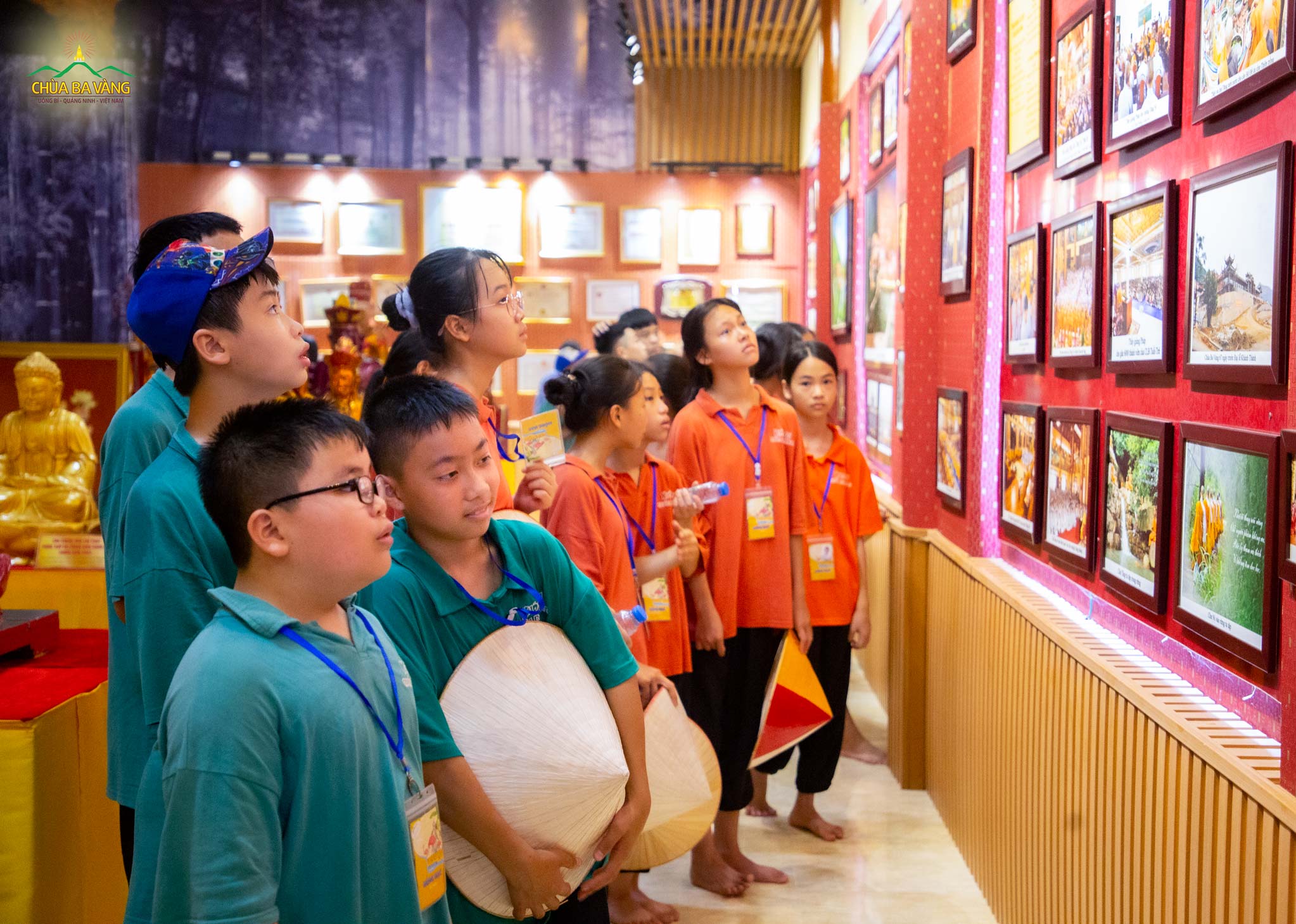 Nguyễn Trung Hiếu (đeo kính đen) cùng các bạn trong khóa tu khám phá bảo tàng chùa Ba Vàng