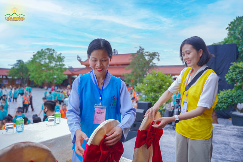 Phật tử Tình (mặc áo lưới xanh) hạnh phúc khi được hỗ trợ các bạn khóa sinh khóa tu mùa hè