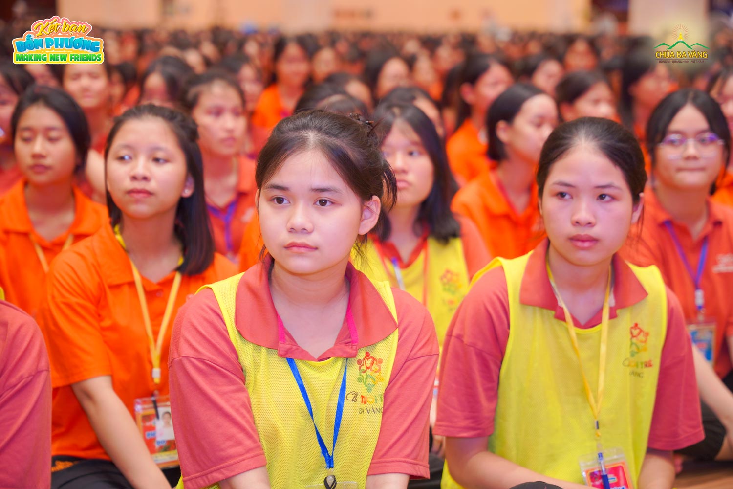 Bạn Sa Minh Ngân (mặc áo lưới đầu tiên từ trái sang) học được cách lắng nghe, tìm hiểu vấn đề trước khi nói