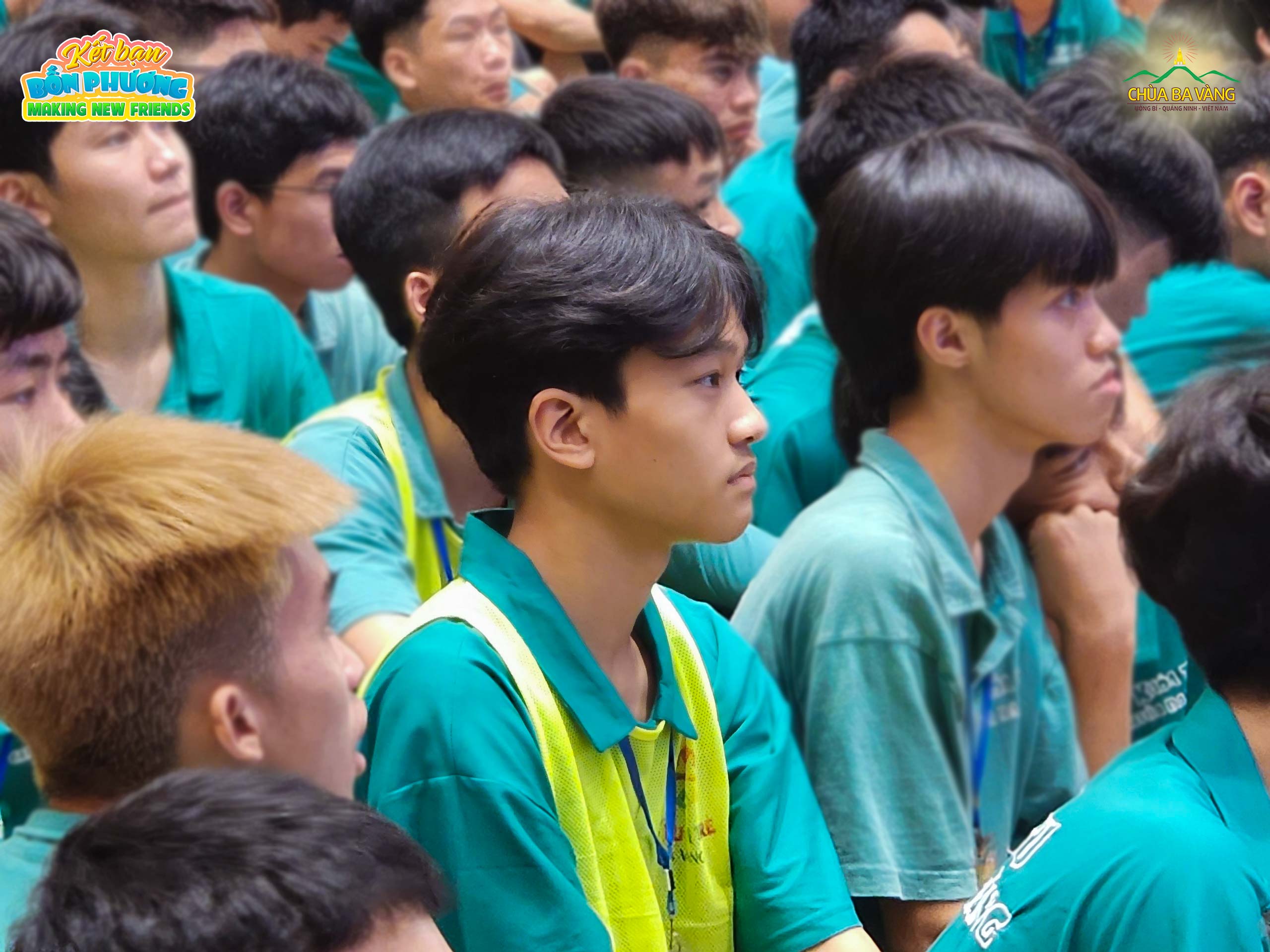 Bạn Đinh Xuân Trường (mặc áo lưới xanh) chú tâm nghe Sư Phụ Thích Trúc Thái Minh chia sẻ