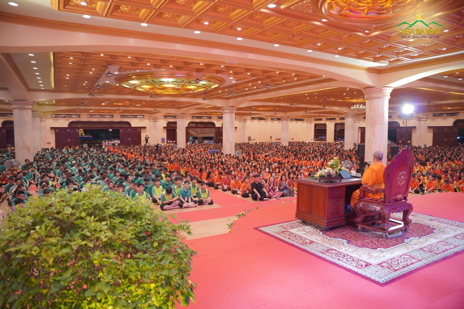 Gần 6000 khóa sinh và tình nguyện viên lắng nghe Sư Phụ Thích Trúc Thái Minh chia sẻ