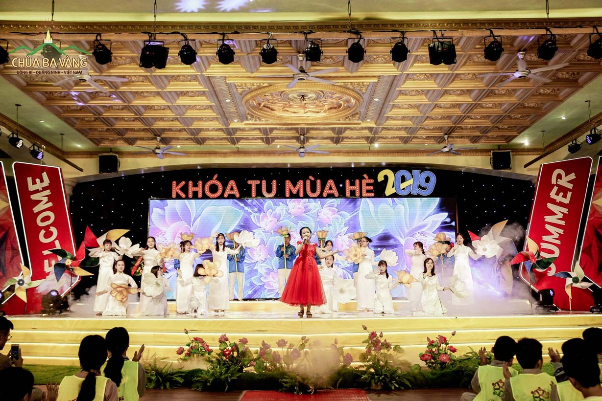 Bé Tú Thanh biểu diễn trong Khóa tu mùa hè chùa Ba Vàng, năm 2019