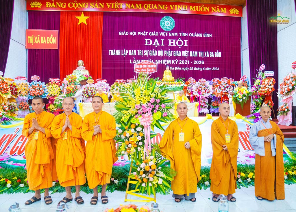 Chư Tăng chùa Ba Vàng chúc mừng BTS GHPGVN thị xã Ba Đồn