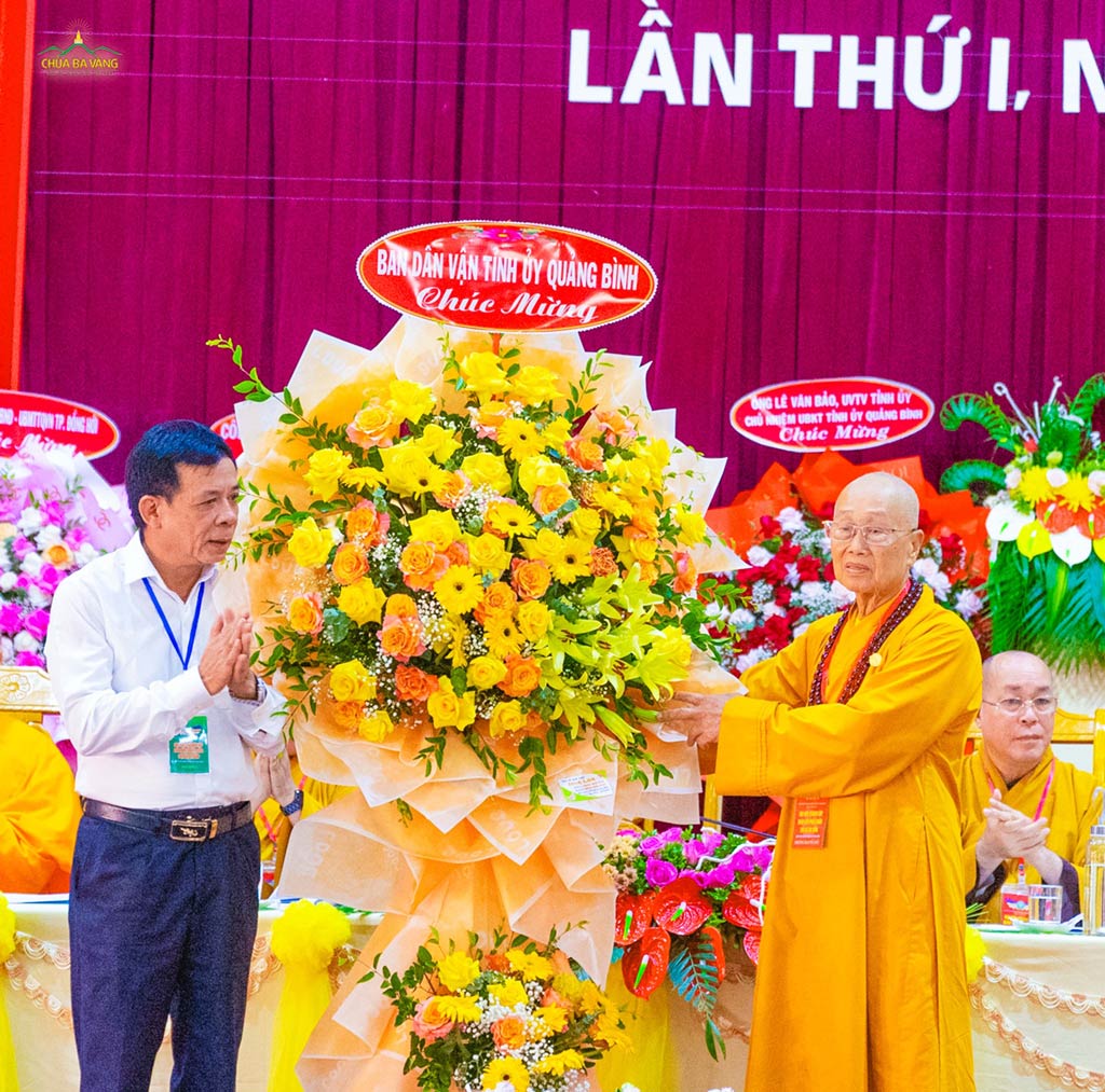 Ông Phạm Xuân Khánh – Phó Trưởng ban Thường trực Ban Dân vận tỉnh ủy Quảng Bình tặng hoa chúc mừng Đại hội