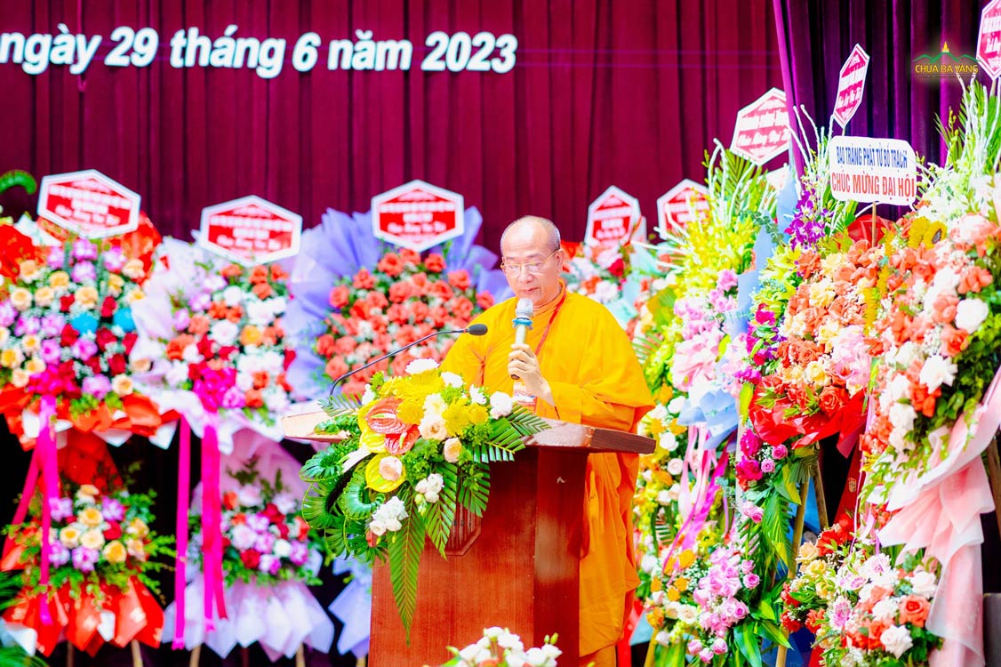Thầy Thích Trúc Thái Minh đọc diễn văn Khai mạc Đại hội